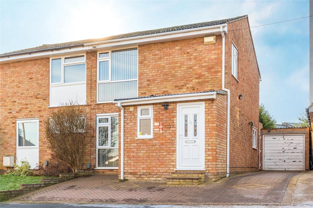 Halsey Drive, Hitchin, Hertfordshire, SG4 3 bed semidetached house for