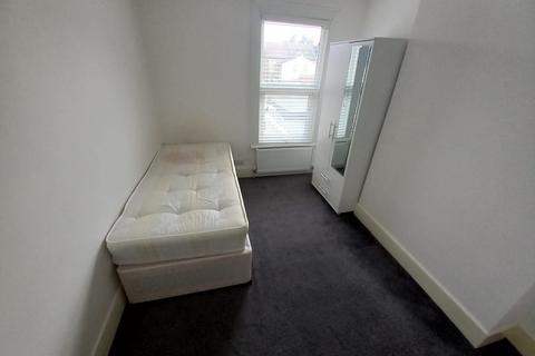 4 bedroom detached house to rent, Woodcroft Road, Thornton Heath CR7