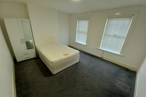 4 bedroom detached house to rent, Woodcroft Road, Thornton Heath CR7