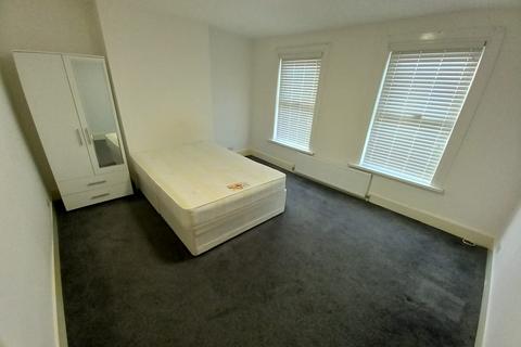 4 bedroom detached house to rent, Woodcroft Road, Thornton Heath CR7