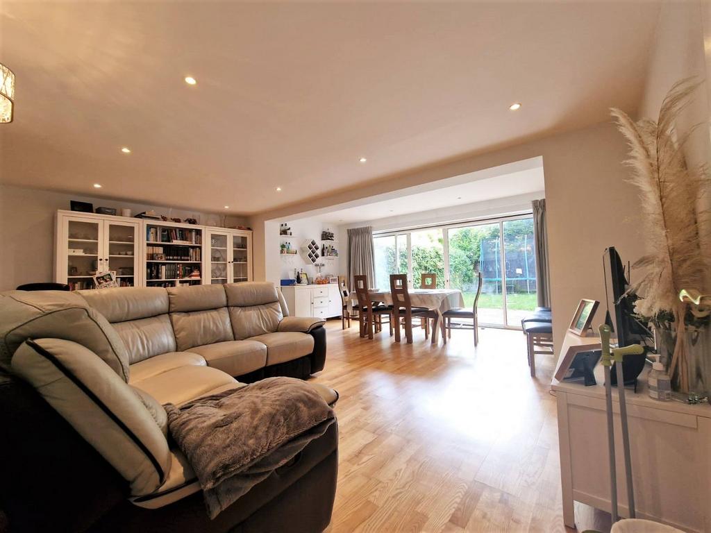 A charming 3/4 bedroom mid terrace house in good