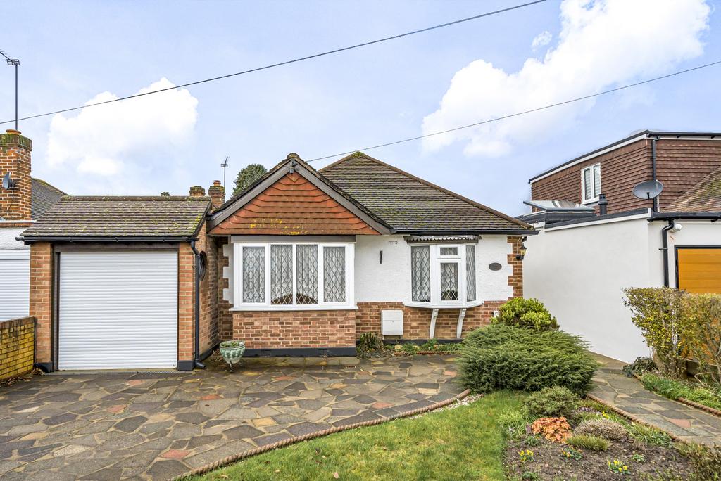 Old Charlton Road, Shepperton, TW17 3 bed bungalow for sale £630,000