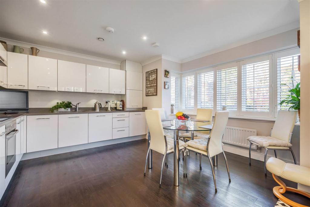 Kitchen / Dining Roo