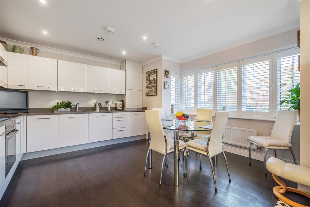 Kitchen / Dining Roo