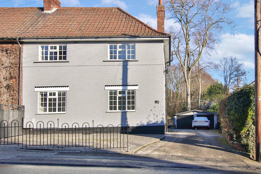 Woodgates Lane, North Ferriby, HU14 3JR 2 bed end of terrace house £