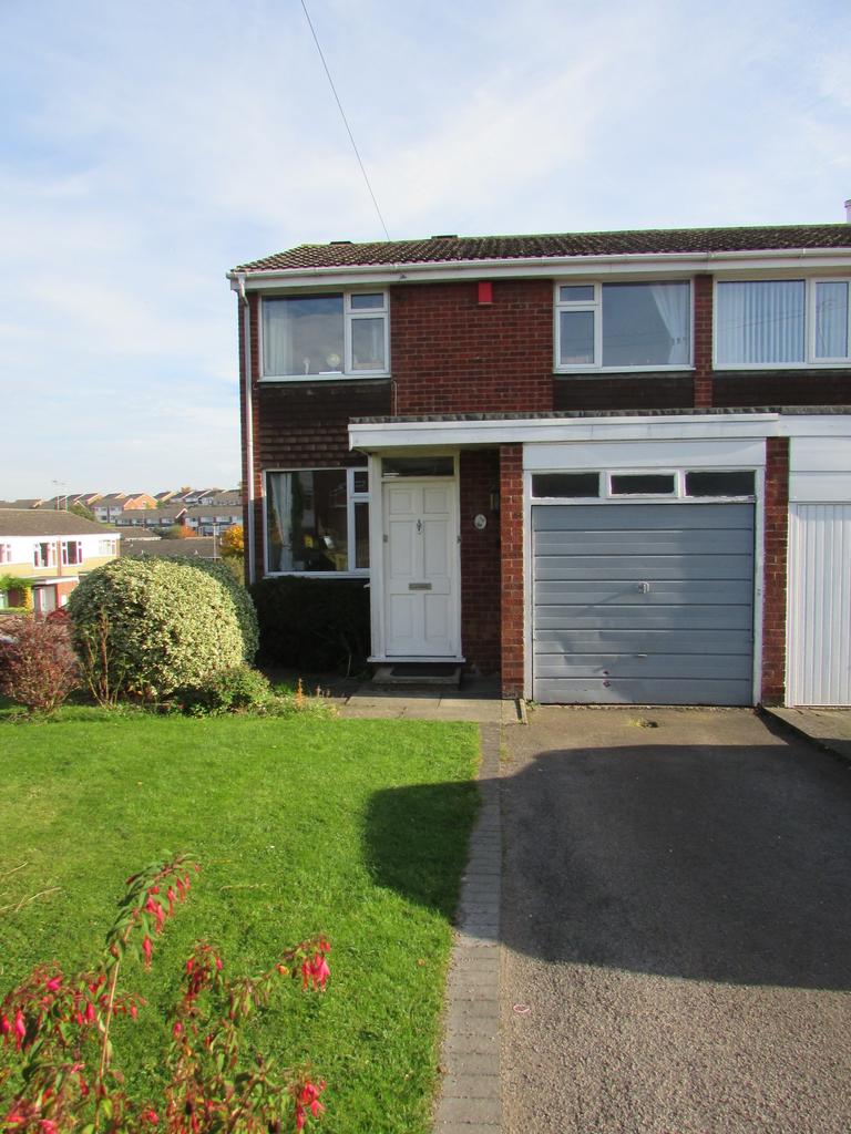 Cornwallis Road, Rugby, Warwickshire... 3 bed semidetached house £