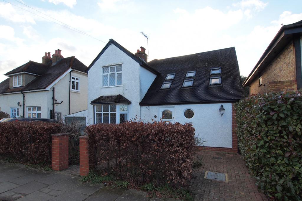 The Mount, Ewell Village, KT17 4 bed detached house £2,800 pcm (£646 pw)
