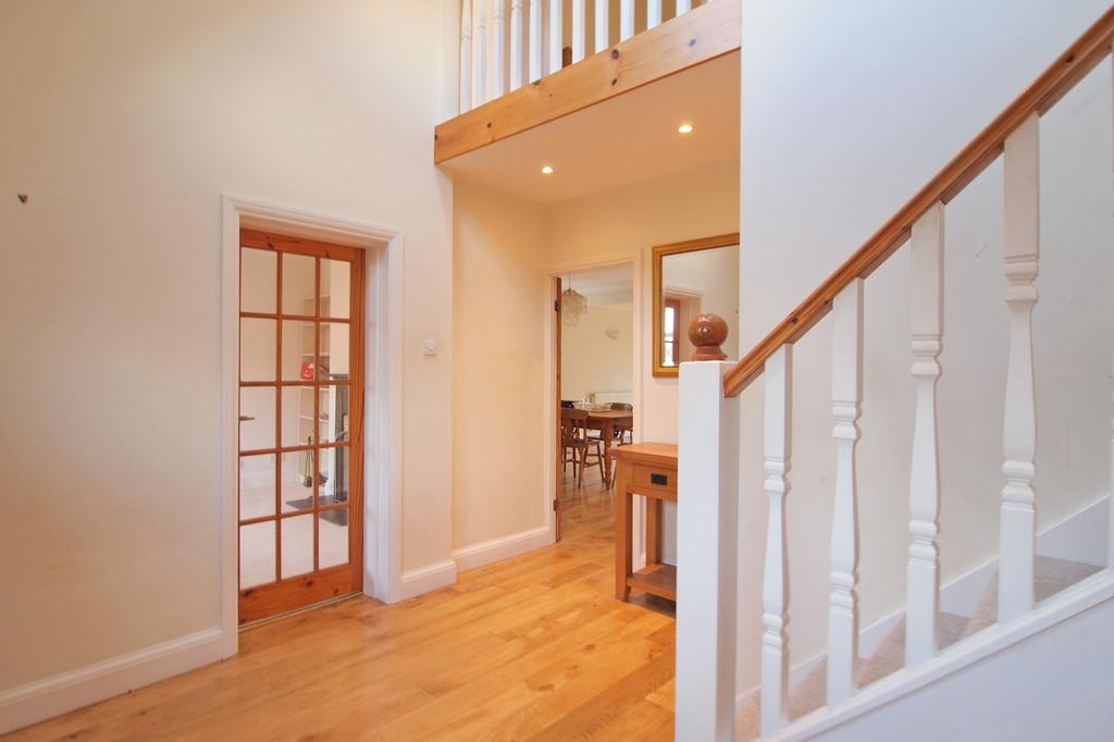 The Mount, Ewell Village, KT17 4 bed detached house £2,800 pcm (£646 pw)
