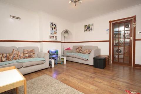 2 bedroom end of terrace house to rent, Wren Gardens, Dagenham, RM9