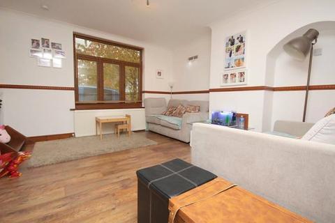 2 bedroom end of terrace house to rent, Wren Gardens, Dagenham, RM9