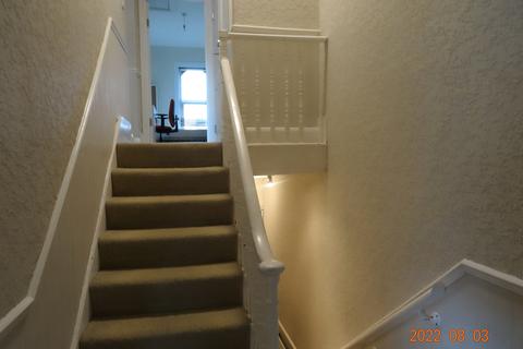 3 bedroom flat to rent - Wheatfield Way, Kingston upon Thames, KT1 2QS