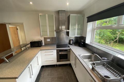 5 bedroom detached house to rent, 24 Spring Rise Egham Surrey