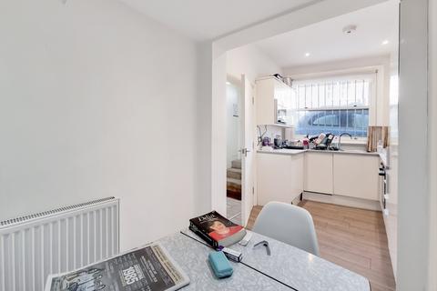 2 bedroom flat to rent, Askew Crescent, London W12