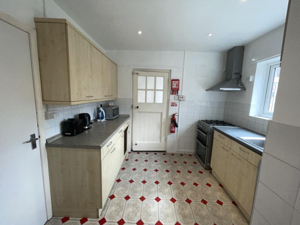 6 Spring Rise Egham 5 bed house £2,300 pcm (£531 pw)