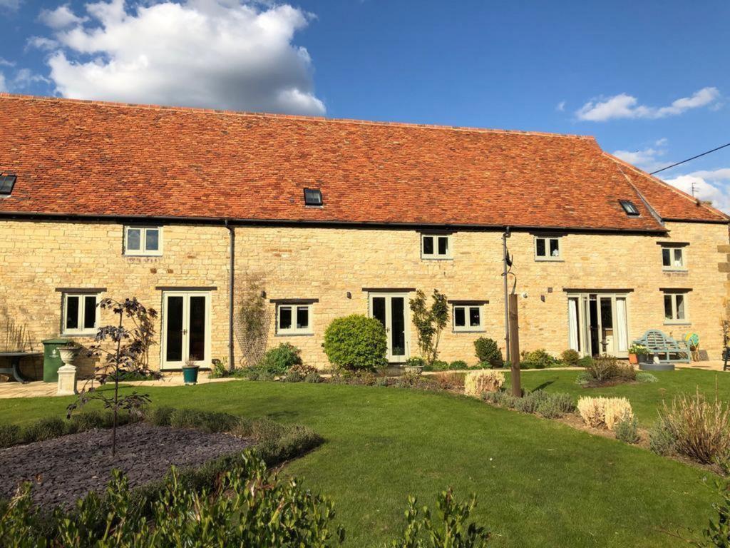 Grange Court, Horton, Northampton Northamptonshire NN7 2QU 4 bed barn