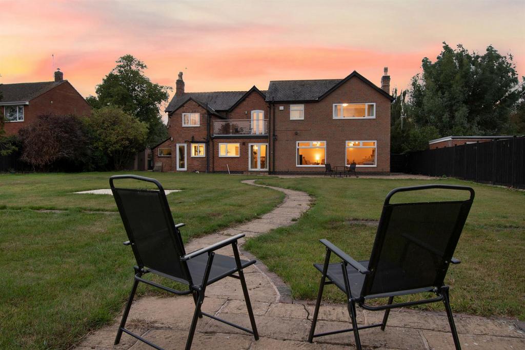 Broughton Lane Leire, Lutterworth, Leicestershire LE17 5HA 5 bed