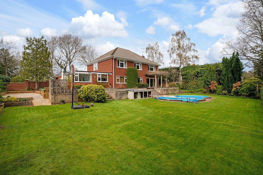 Hillgrove Crescent, Kidderminster, Worcestershire DY10 3AR 4 bed