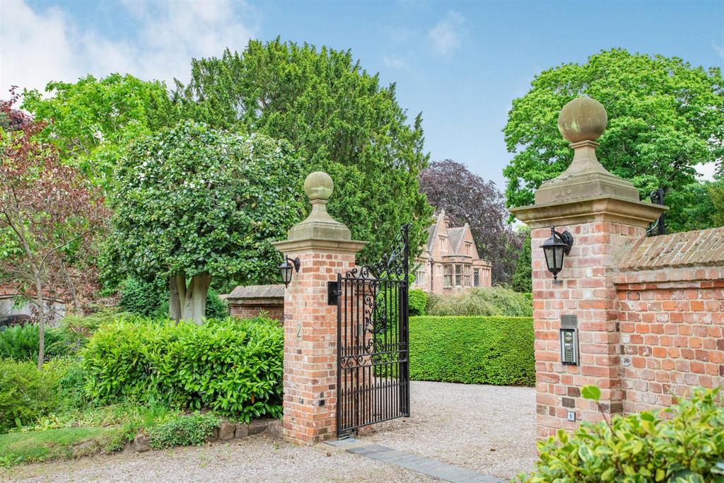 Fisherwick Road, Lichfield, Staffordshire WS14 9LL 6 bed semidetached