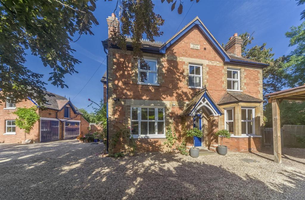 Village Street, Evesham, Worcestershire WR11 8NQ 5 bed detached house