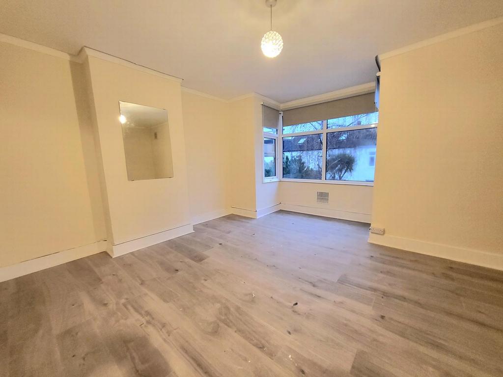 Aveley Road, Romford, RM1 3 bed house £1,750 pcm (£404 pw)