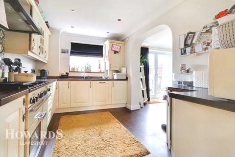 4 bedroom detached house for sale - Gainsborough Drive, Lowestoft