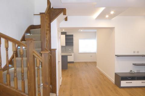 2 bedroom mews to rent, Dolphin Yard off Holywell Hill