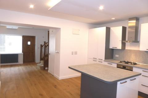 2 bedroom mews to rent, Dolphin Yard off Holywell Hill