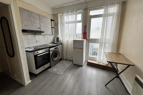 Studio to rent, Shirley Road, Southampton