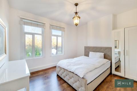 3 bedroom apartment to rent - Colindeep Lane, London
