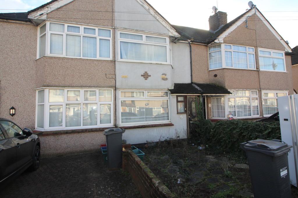 Fernside Avenue, Feltham 3 bed semidetached house £1,650 pcm (£381 pw)