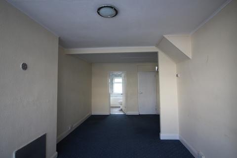 3 bedroom semi-detached house to rent, Fernside Avenue, Feltham