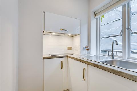 Studio to rent, Wilton Crescent, London