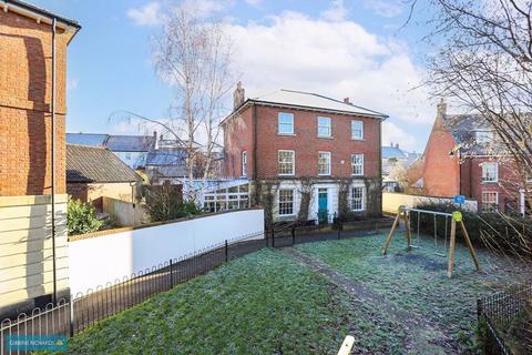 12 Streamside, Taunton, TA1 2LY