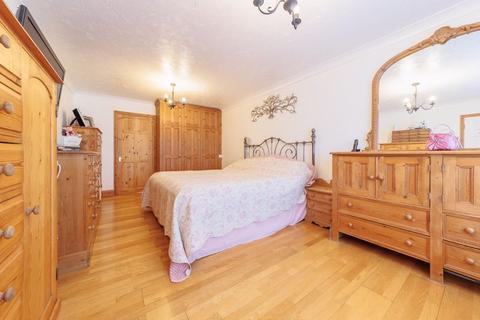 5 bedroom end of terrace house for sale - The Four Tubs, Bushey