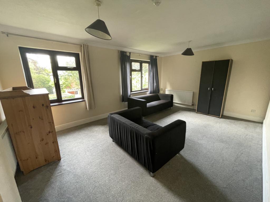 5 Greenacre Court Englefield Green Egham 5 bed house £2,400 pcm (£554 pw)