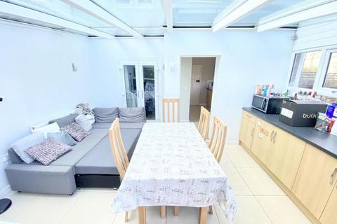 5 bedroom detached house to rent, Earlham Green Lane