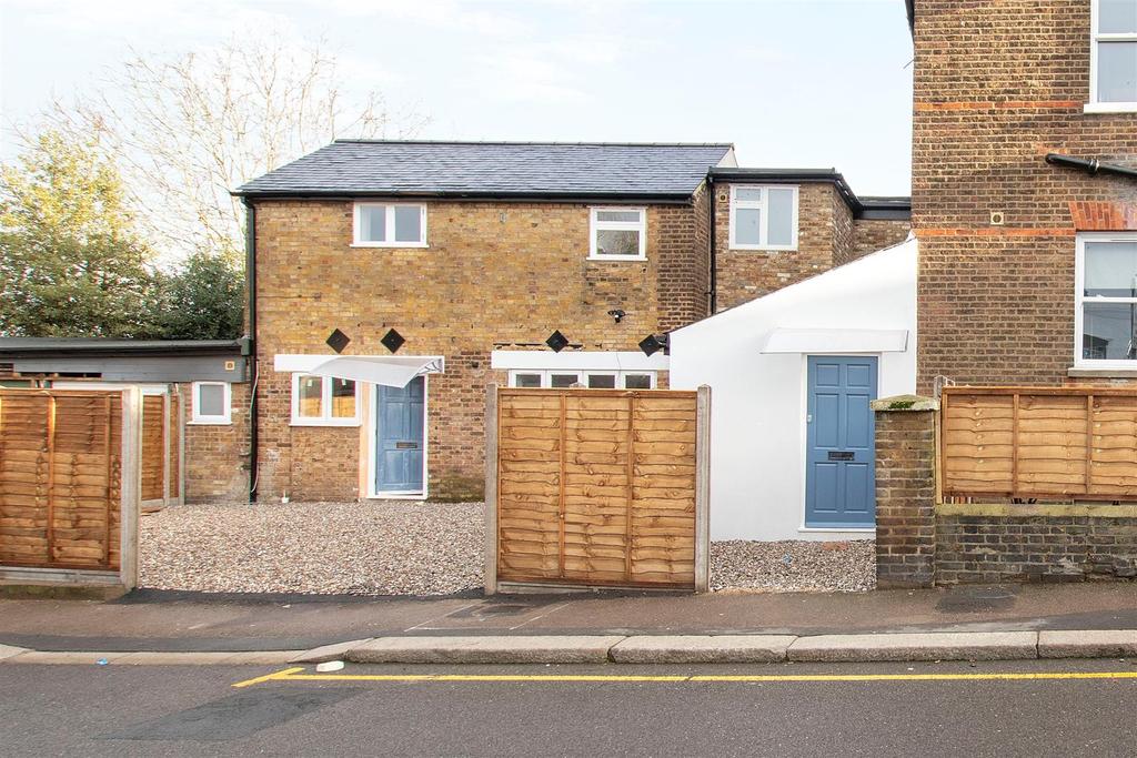 Sebright Road, 3 bed house £2,400 pcm (£554 pw)