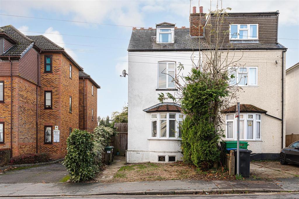 Earlswood Road, Redhill SHORT TERM LET 4 bed house £2,200 pcm (£508 pw)
