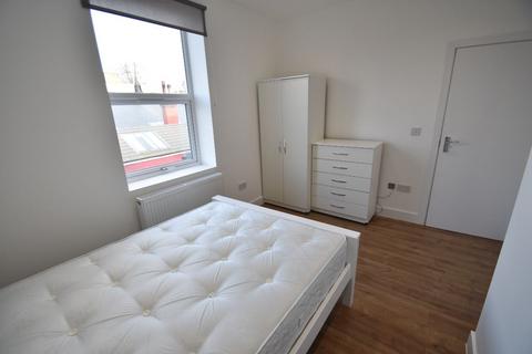 1 bedroom in a house share to rent, Room 2 - Uxbridge Road W12