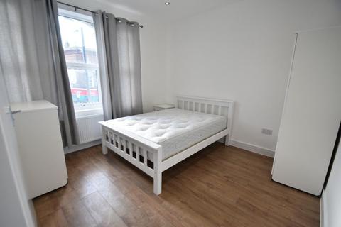 1 bedroom in a house share to rent, Room @ Uxbridge Road W12