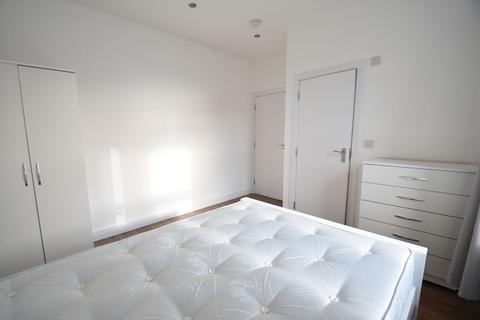 1 bedroom in a house share to rent, Room @ Uxbridge Road W12