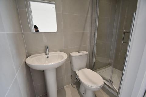 1 bedroom in a house share to rent, Room @ Uxbridge Road W12