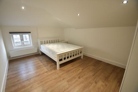 1 bedroom in a house share to rent, Room 5 - Uxbridge Road W12