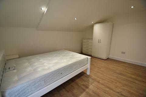 1 bedroom in a house share to rent, Room 5 - Uxbridge Road W12