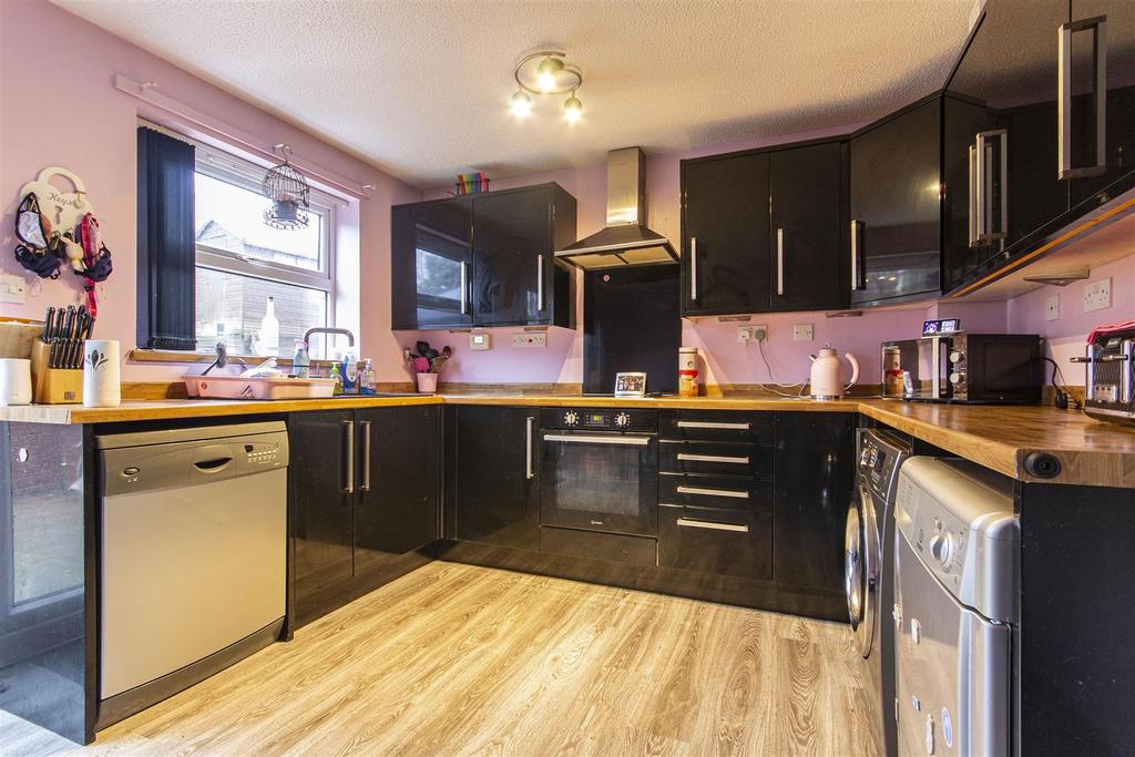 Nursery Drive, Bolsover, Chesterfield 3 bed semidetached house £165,000