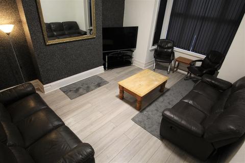 8 bedroom terraced house to rent - Brudenell Road, Hyde Park, Leeds, LS6 1JD