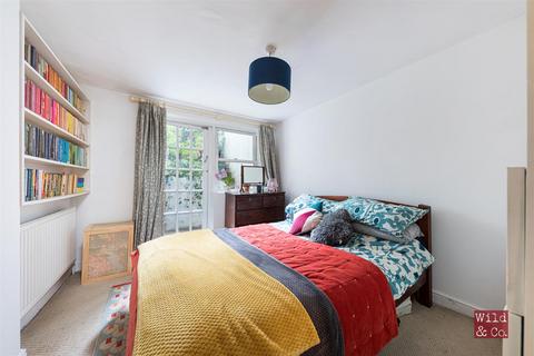 16a Dunlace Road, London, E5 0NE