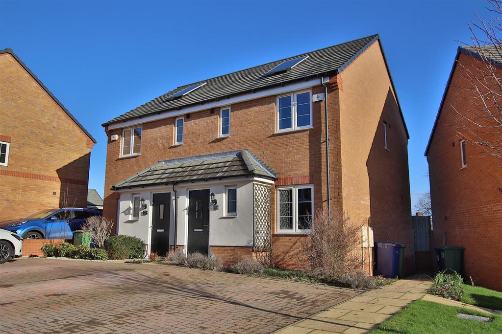 Langley Grove, Twyning, Tewkesbury 2 bed semidetached house for sale
