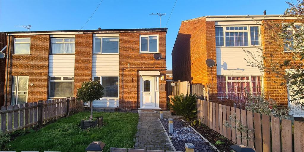 Fry Close, Isle Of Grain, Rochester 3 bed house £1,200 pcm (£277 pw)