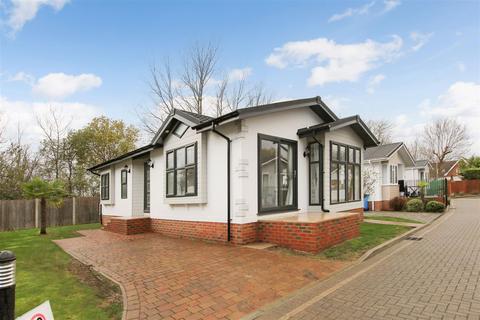 2 bedroom park home for sale, Lynfield Park, Huxtable Gardens, Bray